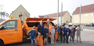 Umweltbürgermeisterin Felicitas Kubala und Dr. Stefan Klockow, Leiter Eigenbetrieb Abfallwirtschaft Mannheim, geben mit Kindern der Schönau Grundschule den Startschuss zur Reinigungswoche 2017 (Foto: Stadt Mannheim)