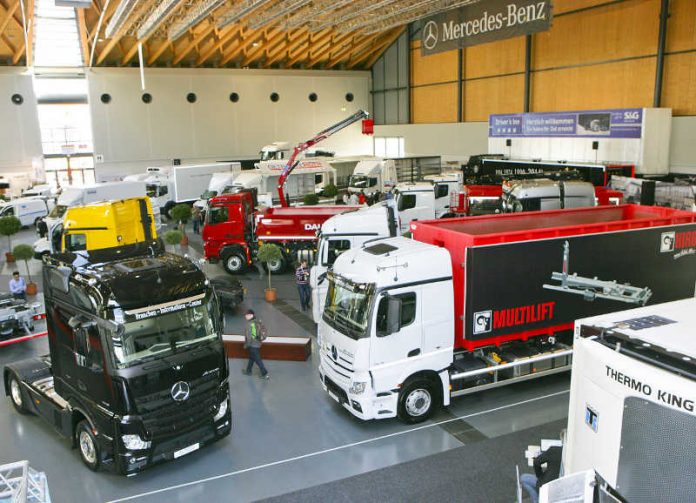 Blick von oben auf die Mercedes-Benz-Präsentation (KMK/Jürgen Rösner)