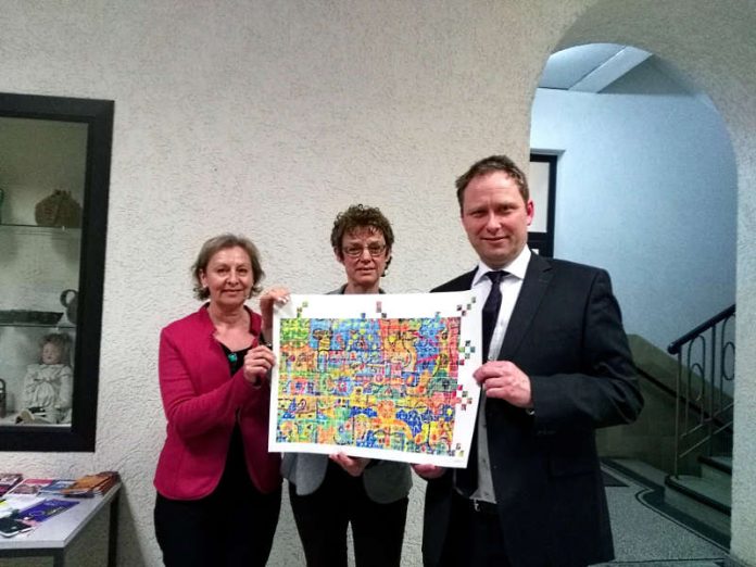 Beate Plänkers, Gutachterin der con!flex Qualitätstestierung GmbH, Bettina Schwan, Leiterin der VHS Frankenthal, Martin Hebich, Oberbürgermeister der Stadt Frankenthal (Pfalz) mit dem aktuellen LQW-Netzwerkbild. (Foto: Stadtverwaltung) Beate Plänkers, Gutachterin der con!flex Qualitätstestierung GmbH, Bettina Schwan, Leiterin der VHS Frankenthal, Martin Hebich, Oberbürgermeister der Stadt Frankenthal (Pfalz) mit dem aktuellen LQW-Netzwerkbild. (Foto: Stadtverwaltung)