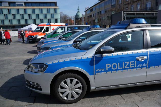 Polizeifahrzeuge und RTW (Foto: Holger Knecht)