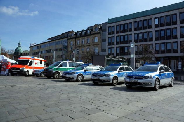Polizeifahrzeuge und RTW (Foto: Holger Knecht)