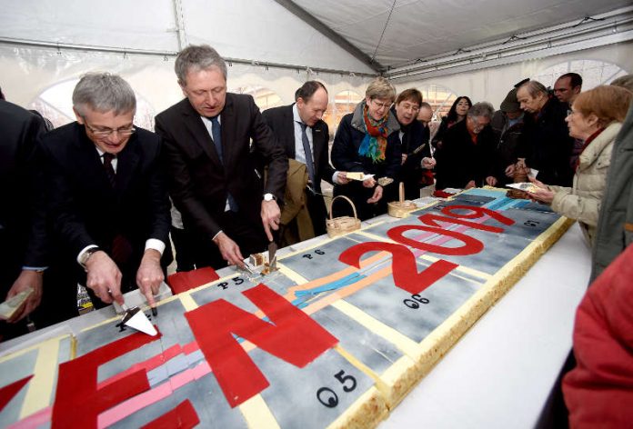 Bauherren verteilen den Plankenkuchen an Bürger (Foto: Stadt Mannheim) Bauherren verteilen den Plankenkuchen an Bürger (Foto: Stadt Mannheim)