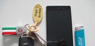 Schlüsselbund, Feuerzeug und Handy