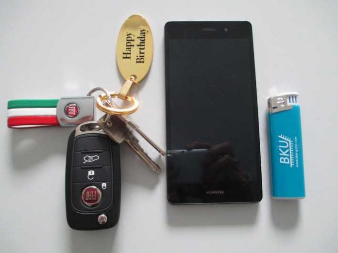 Schlüsselbund, Feuerzeug und Handy