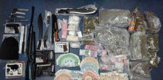 Foto der sichergestellten Drogen und Waffen nebst Bargeld