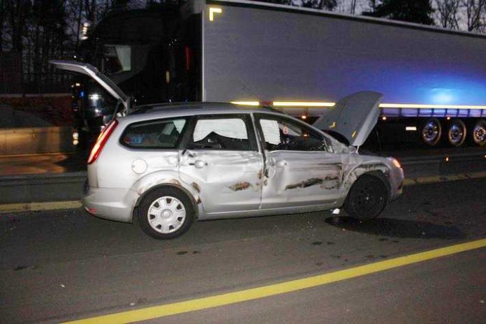 Der Sattelzug rammte den PKW Der Sattelzug rammte den PKW