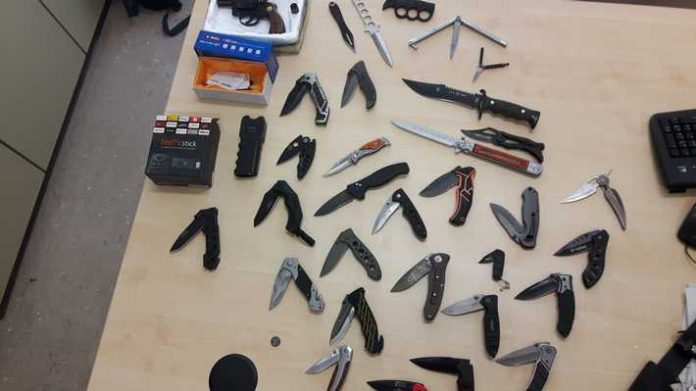 Bei dem 30-Jährigen wurden viele Messer gefunden Bei dem 30-Jährigen wurden viele Messer gefunden