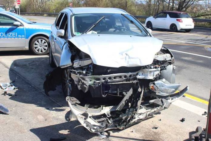 Beschädigter Ford Beschädigter Ford