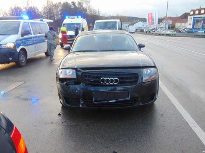 Vier beschädigte Fahrzeuge und zwei verletzte Menschen sind die Bilanz eines Unfall am Montagmorgen in der Jacob-Pfeiffer-Straße.