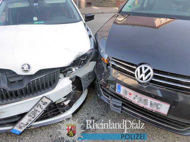 Die beiden Pkw kamen sich auf der Ampel-Kreuzung in die Quere. Vermutlich hatte der VW-Fahrer das Rotlicht missachtet.