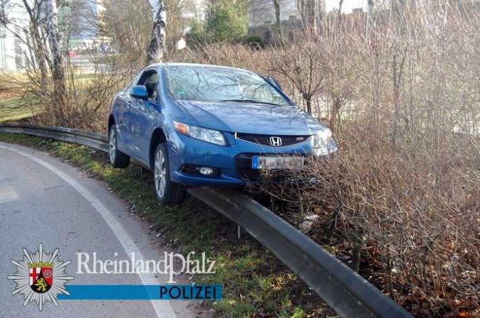 In der Auffahrt zur B270 verlor die Fahrerin die Kontrolle über ihren Wagen - und landete auf der Schutzplanke.