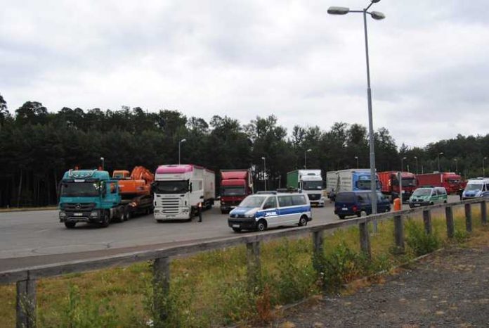 Die Polizei in der Westpfalz hat am Montag entlang der Autobahn 6 bei Kaiserslautern mehrere Schwerlastwagen unter die Lupe genommen. (Archivbild)