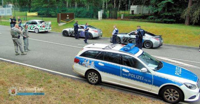 Start in die Tuning-Saison 2017 - und damit auf den Straßen Sicherheit herrscht, wird die Polizei ein Auge darauf haben, ob die Regeln eingehalten werden. Dieses Foto entstand bei einer Kontrolle von Tuning-Fahrzeugen im vergangenen Jahr.