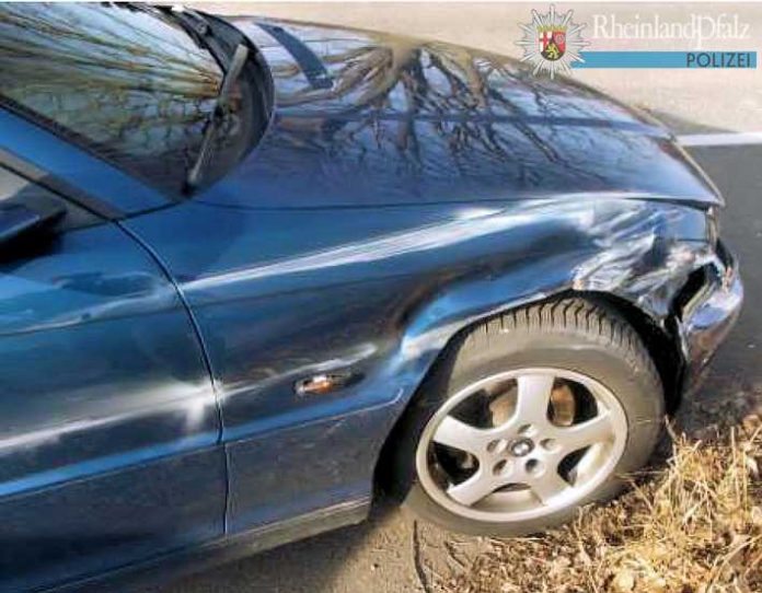Der Schaden an dem BMW - durch zwei Kollisionen mit der Schutzplanke Der Schaden an dem BMW - durch zwei Kollisionen mit der Schutzplanke