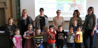 Preisträger: Kita St. Elisabeth (1. Preis), Hortkind Dorothea vom Fliegenden Klassenzimmer (2. Reihe 1. von. links) und Mats vom Kinderhort St. Markus (2. Reihe 1. von rechts) (Foto: Stadtverwaltung)