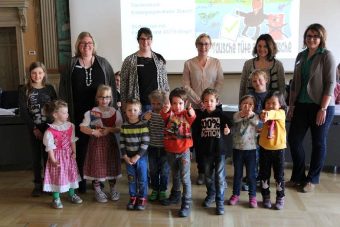 Preisträger: Kita St. Elisabeth (1. Preis), Hortkind Dorothea vom Fliegenden Klassenzimmer (2. Reihe 1. von. links) und Mats vom Kinderhort St. Markus (2. Reihe 1. von rechts) (Foto: Stadtverwaltung) Preisträger: Kita St. Elisabeth (1. Preis), Hortkind Dorothea vom Fliegenden Klassenzimmer (2. Reihe 1. von. links) und Mats vom Kinderhort St. Markus (2. Reihe 1. von rechts) (Foto: Stadtverwaltung)