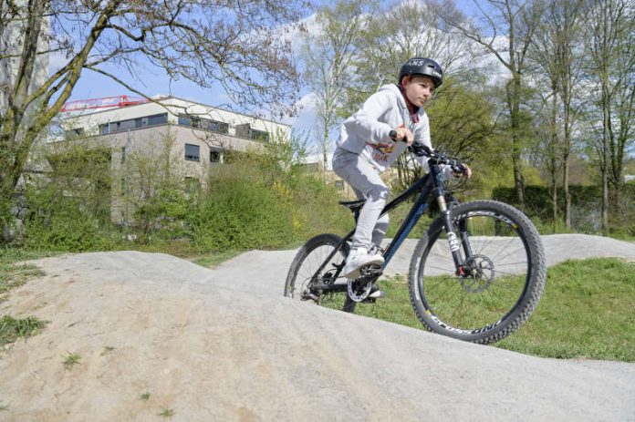 Hier kommen junge BMX- und Mountainbike-Fans auf ihre Kosten: Im Spielplatz Erlenweg gibt es jetzt eine neue Pumptrack-Strecke, die für viel Spaß sorgt und den ganzen Körper trainiert. (Foto: Philipp Rothe)