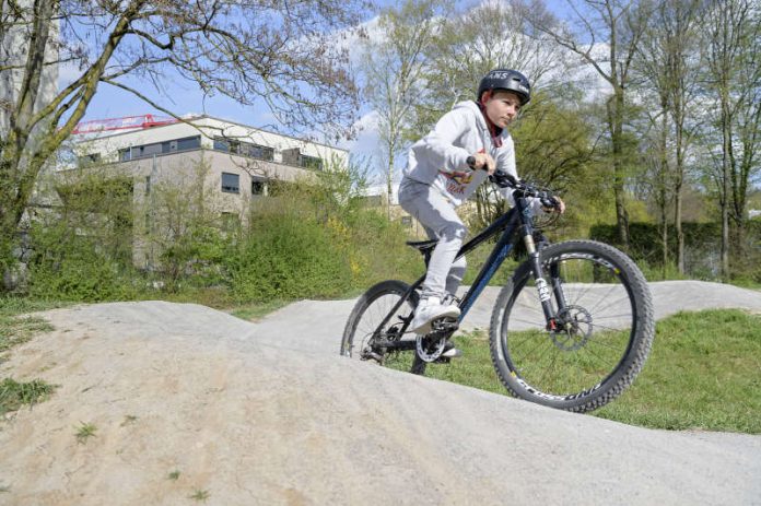Hier kommen junge BMX- und Mountainbike-Fans auf ihre Kosten: Im Spielplatz Erlenweg gibt es jetzt eine neue Pumptrack-Strecke, die für viel Spaß sorgt und den ganzen Körper trainiert. (Foto: Philipp Rothe) Hier kommen junge BMX- und Mountainbike-Fans auf ihre Kosten: Im Spielplatz Erlenweg gibt es jetzt eine neue Pumptrack-Strecke, die für viel Spaß sorgt und den ganzen Körper trainiert. (Foto: Philipp Rothe)