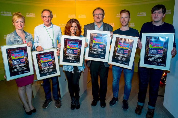 SWR4-Promireporterin Anna Lena Dörr, Ziggy Grimm (SAP Arena), Vanessa Mai, Karl-Heinz Schweter (Schweter Veranstaltungs GmbH), Ralf Wiebusch (Semmel Concerts), Christian Zirbeck (Semmel Concerts). (Foto: SAP Arena) SWR4-Promireporterin Anna Lena Dörr, Ziggy Grimm (SAP Arena), Vanessa Mai, Karl-Heinz Schweter (Schweter Veranstaltungs GmbH), Ralf Wiebusch (Semmel Concerts), Christian Zirbeck (Semmel Concerts). (Foto: SAP Arena)
