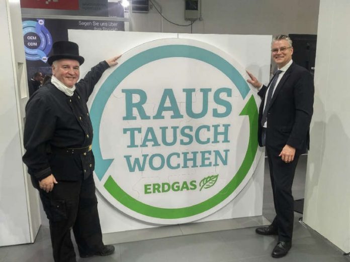 Auf der Branchenmesse ISH in Frankfurt stellte Mainova-Vorstandsvorsitzender Dr. Constantin H. Alsheimer (rechts), zusammen mit Wolfgang Wörle, Bevollmächtigter Bezirksschornsteinfeger der Schornsteinfegerinnung Rhein-Main, die Aktion 