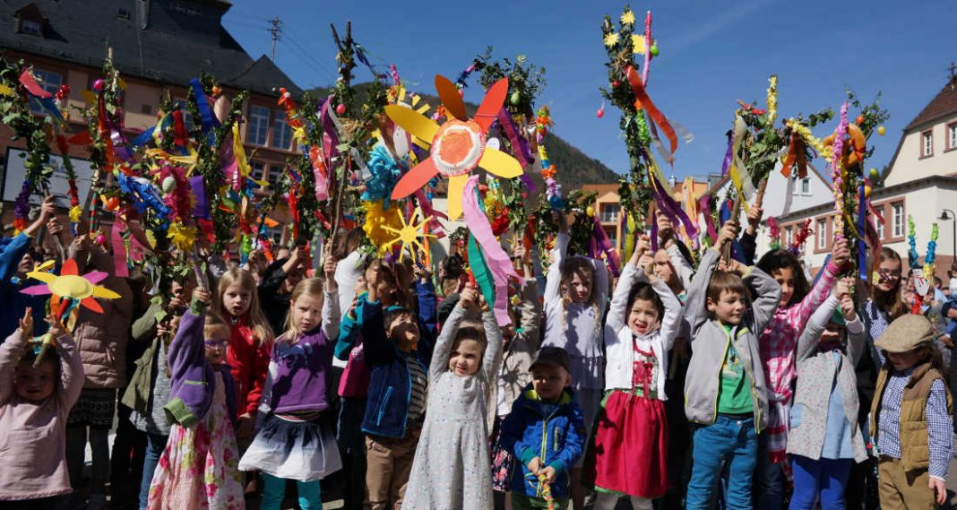 Kinder bei der Steckenparade (Foto: Holger Knecht)