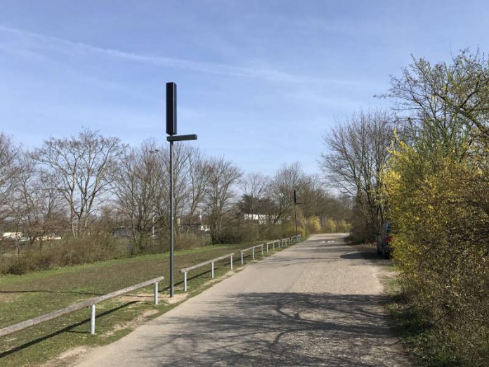 Die Solar-Straßenleuchten an der Zufahrtstraße zum Heisenberg Gymnasium sind netzunabhängig und energiesparend. (Foto: Stadt Bruchsal)