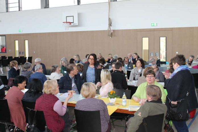 Die Teilnehmer beim Fachtag Sprache in der Carl-Orff-Schule beim gemeinsamen Ehrfahrungsaustausch (Foto: Stadtverwaltung)