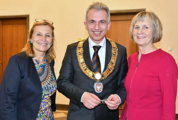 Geschäftsführerin Barbara Wagner; OB Peter Feldmann; Geschäftsführerin Monika Brechtel (Foto: Rainer Rüffer)