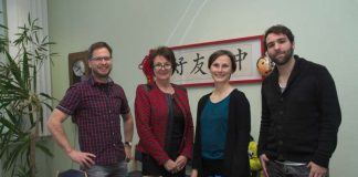 v.l.: Ulrich Stemberg, Lehrer am Burggymnasium, Ute Scheu, Schulleiterin des Burggymnasiums, Lisa Kiekbusch und Jan Holub, beide Mitglieder des FIT. (Foto: FIT)