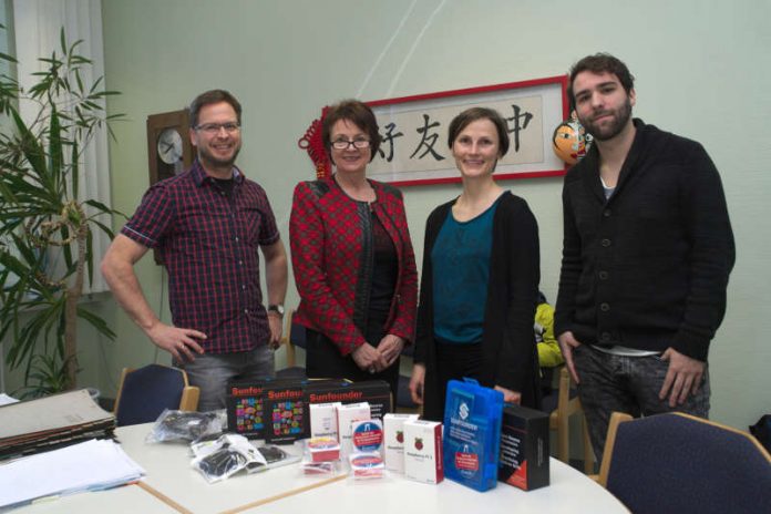 v.l.: Ulrich Stemberg, Lehrer am Burggymnasium, Ute Scheu, Schulleiterin des Burggymnasiums, Lisa Kiekbusch und Jan Holub, beide Mitglieder des FIT. (Foto: FIT)