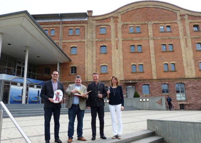 v.l.: Stefan Müller, Leiter des Stadtmuseums Mosbach, Bürgermeister und Geschäftsführer der Alten Mälzerei Michael Keilbach, Oberbürgermeister Michael Jann, Elke Wagner vom Team der Alten Mälzerei. (Foto: Alte Mälzerei)