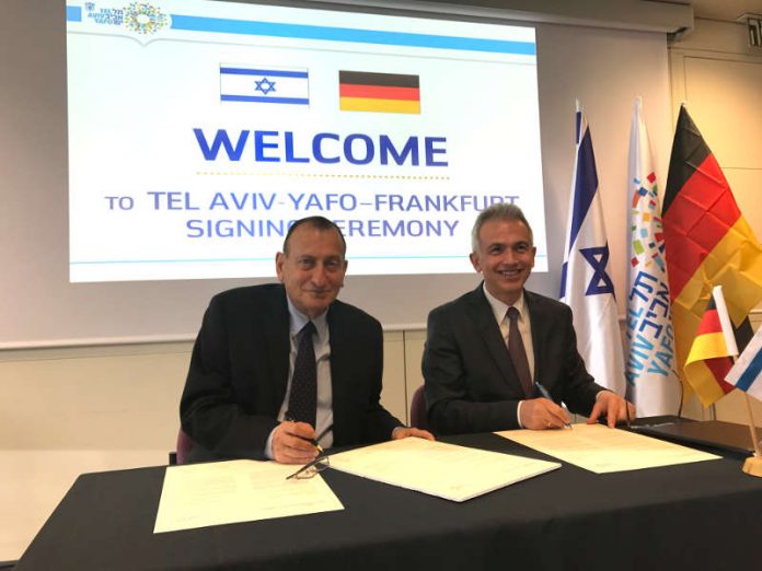 OB Peter Feldmann und OB Ron Huldai unterzeichnen Vertrag zur Städtepartnerschaft (Foto: Stadt Frankfurt/Tarkan Akman)