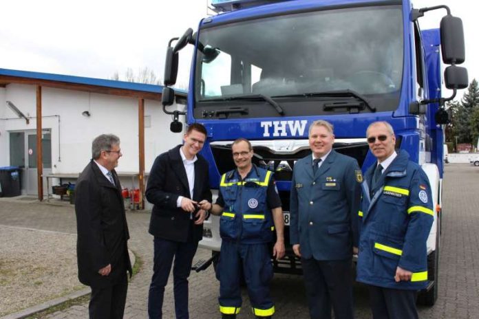 Ein Mannschaftslastwagen wurde ans THW Speyer übergeben (Foto: THW)