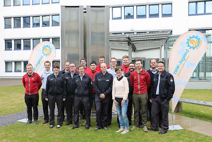 Gruppenbild der Jugendbetreuer vor der THW-Leitung in Bonn (Foto: THW) Gruppenbild der Jugendbetreuer vor der THW-Leitung in Bonn (Foto: THW)
