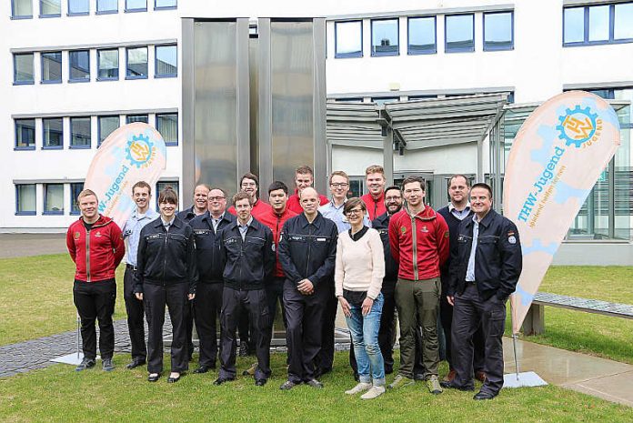 Gruppenbild der Jugendbetreuer vor der THW-Leitung in Bonn (Foto: THW)