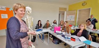 Das Foto aus einem der neuen Unterrichtsräume zeigt Akademieleiterin Gudrun Statz erklärend vor einem der Kurse. (Foto: Kreiskrankenhaus Bergstraße (KKB) / Thomas J. Zelinger)