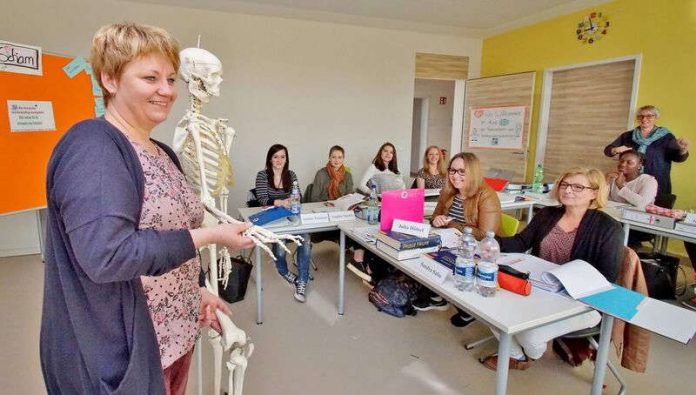 Das Foto aus einem der neuen Unterrichtsräume zeigt Akademieleiterin Gudrun Statz erklärend vor einem der Kurse. (Foto: Kreiskrankenhaus Bergstraße (KKB) / Thomas J. Zelinger)