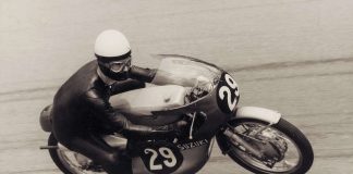 Der dreifache Motorrad-Weltmeister Hans-Georg Anscheidt gibt am Samstag auf der Veterama Autogramme
