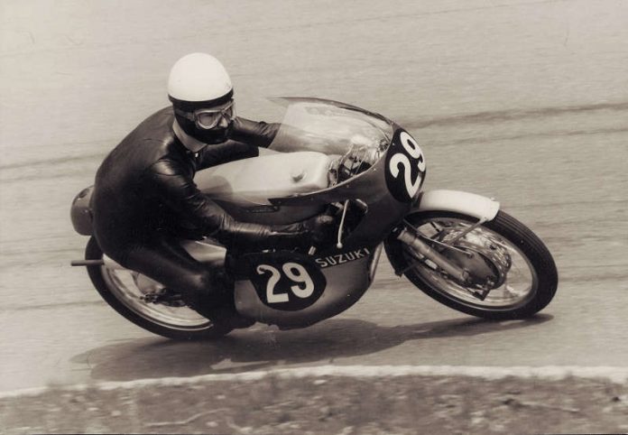 Der dreifache Motorrad-Weltmeister Hans-Georg Anscheidt gibt am Samstag auf der Veterama Autogramme