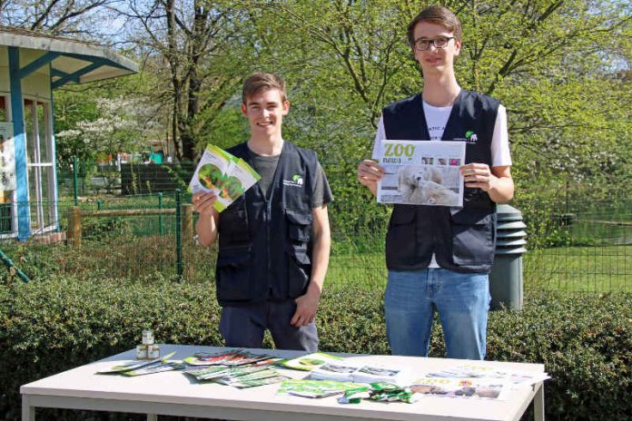 Aufgabe für die Volunteers: Infostände im Zoo. Zudem können sich die Ehrenamtlichen noch in weiteren Bereichen engagieren. (Foto: Zoo Karlsruhe) Aufgabe für die Volunteers: Infostände im Zoo. Zudem können sich die Ehrenamtlichen noch in weiteren Bereichen engagieren. (Foto: Zoo Karlsruhe)