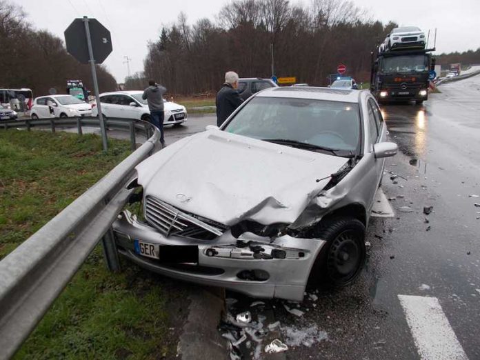 Beide Fahrer wurden bei dem Unfall leicht verletzt