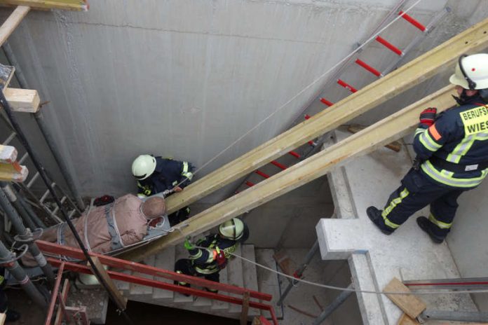 Der Verletzte wird gerettet (Foto: Feuerwehr)