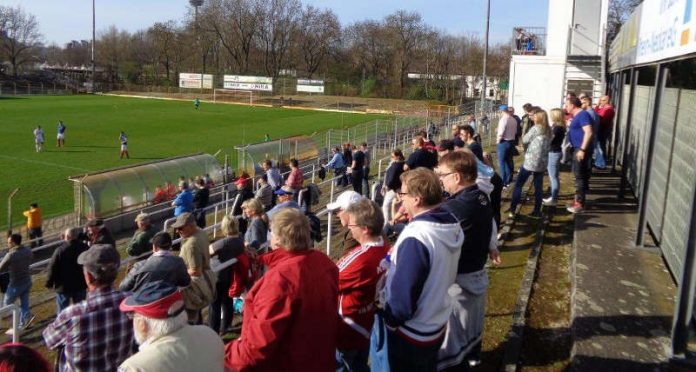 Zuschauer (Foto: VfR Mannheim) Zuschauer (Foto: VfR Mannheim)