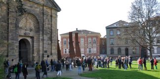 80 Besucherinnen und Besucher fanden sich an beiden Veranstaltungstagen am Deutschen Tor ein, dem Ausgangspunkt der Stadtführung „FrauenGestalten“. (Foto: Stadt Landau in der Pfalz)