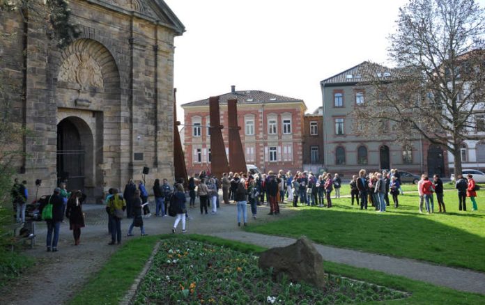 80 Besucherinnen und Besucher fanden sich an beiden Veranstaltungstagen am Deutschen Tor ein, dem Ausgangspunkt der Stadtführung „FrauenGestalten“. (Foto: Stadt Landau in der Pfalz)