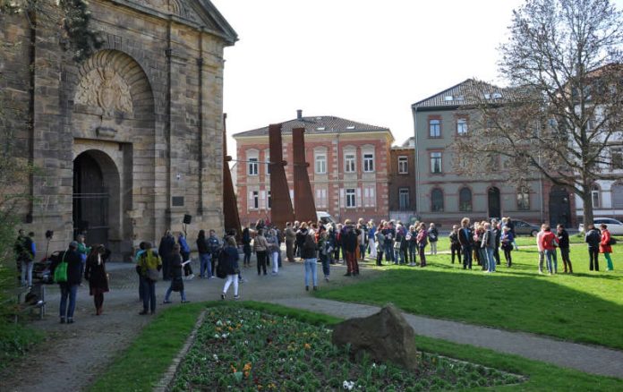 80 Besucherinnen und Besucher fanden sich an beiden Veranstaltungstagen am Deutschen Tor ein, dem Ausgangspunkt der Stadtführung „FrauenGestalten“. (Foto: Stadt Landau in der Pfalz) 80 Besucherinnen und Besucher fanden sich an beiden Veranstaltungstagen am Deutschen Tor ein, dem Ausgangspunkt der Stadtführung „FrauenGestalten“. (Foto: Stadt Landau in der Pfalz)