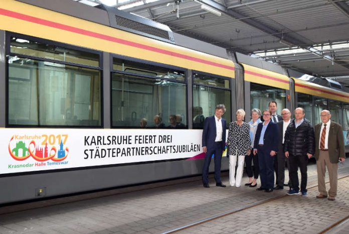 Mit einer neu gestalteten Trambahn der Verkehrsbetriebe Karlsruhe weist die Stadt Karlsruhe auf die drei Partnerschaftsjubiläen mit den Städten Halle, Krasnodar und Temeswar hin (Foto: Monika Müller-Gmelin, Stadt Karlsruhe)