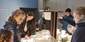 Schülerinnen und Schüler beim Experimentieren zum Thema Stadtklima im Besucherzentrum im Wetterpark Offenbach. (Foto: Jürgen Lecher)