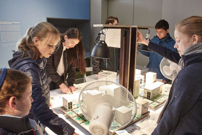 Schülerinnen und Schüler beim Experimentieren zum Thema Stadtklima im Besucherzentrum im Wetterpark Offenbach. (Foto: Jürgen Lecher)
