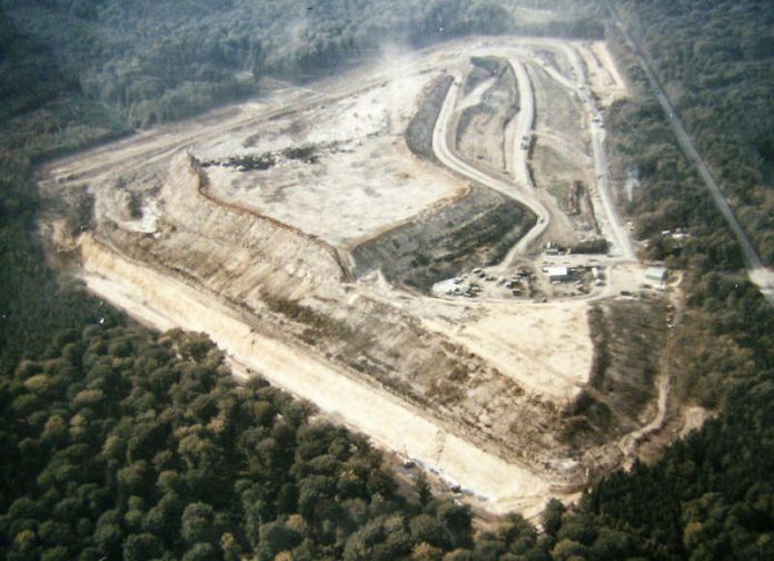 Ehemalige Mülldeponie in Dreieich-Buchschlag, Luftaufnahme (Foto: Umweltamt Stadt Frankfurt am Main) Ehemalige Mülldeponie in Dreieich-Buchschlag, Luftaufnahme (Foto: Umweltamt Stadt Frankfurt am Main)